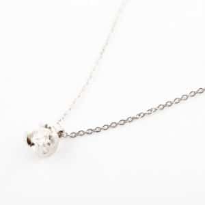 Colgante de Oro Blanco en garras con Diamante talla Brillante 0,10cts.
