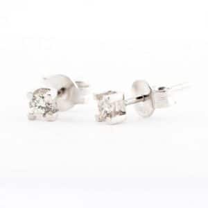 Pendientes de Oro Blanco en garras con Diamantes talla Brillante 0,25cts.