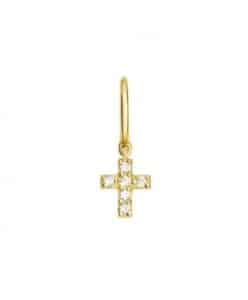Un arete o piercing en oro