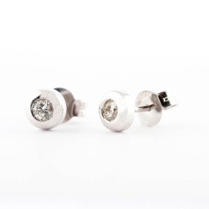 Pendientes chatón de oro blanco con diamantes talla brillante