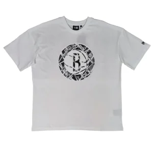 Camiseta manga corta Brooklyn Nets "NBA Infill Logo" Oversized de New Era en Blanco