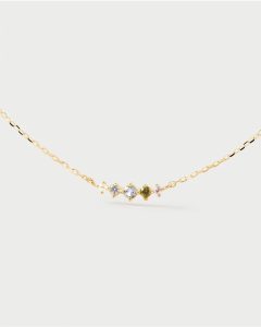 Collar elegante adornado con c